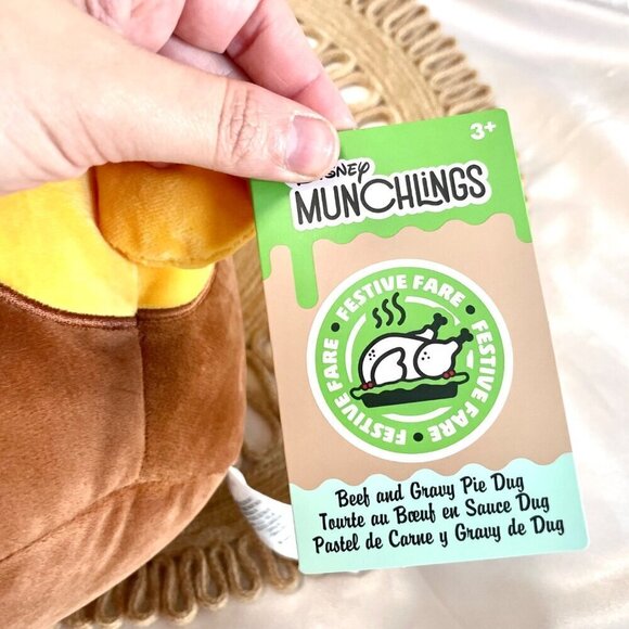 NWT Disney Munchlings Dug Beef & Gravy Pie Plush Medium Festive Fare 13 1/3" - Picture 3 of 5